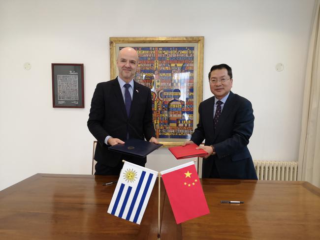 查總 烏拉圭簽約.jpg