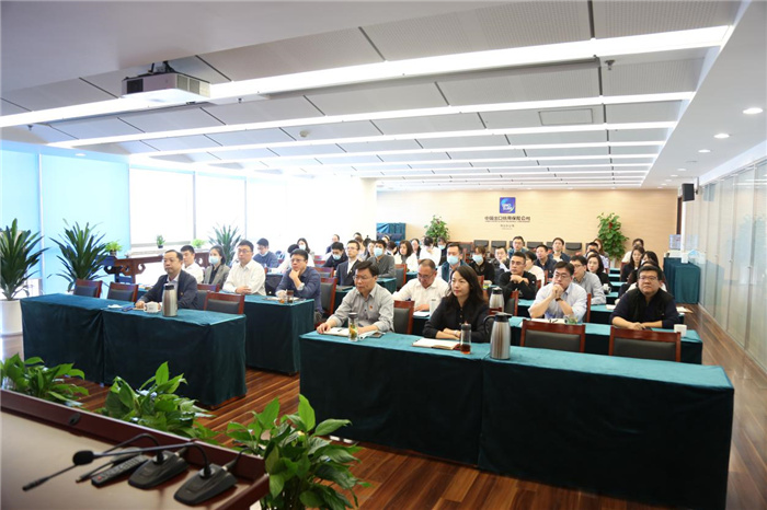 中國信保黨員干部認真收聽收看黨的二十大開幕會盛況